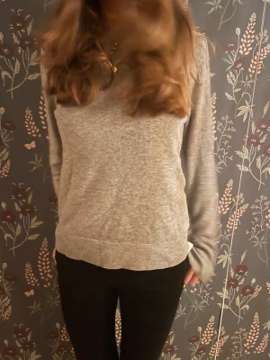 Kashmir tröja - såååå fin grå Kashmir tröja från uniqlo! Den är i jättebra skick😍