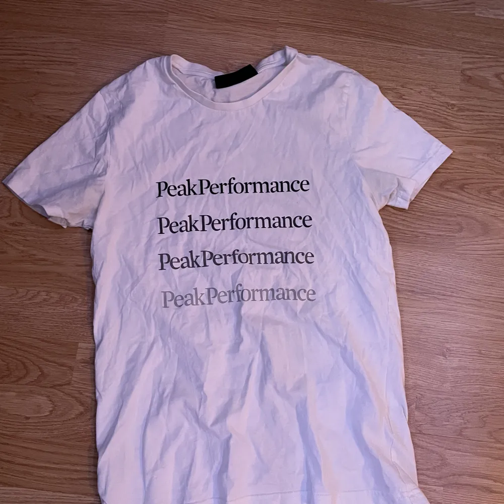 Tshirt från peak performance i fint skick. Max använt 5 gånger. Storlek M. T-shirts.
