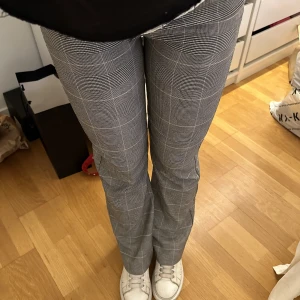 Utsvängda rutiga byxor - Jättesnygga utsvängda kostymbyxor från NA-KD i strl 36. Dessa är köpta för ett par år sedan men använda sparsamt. Har sett att de börjat bli väldigt trendigt på senaste med rutiga kostymbyxor. Jag är 1.70 som referens💗