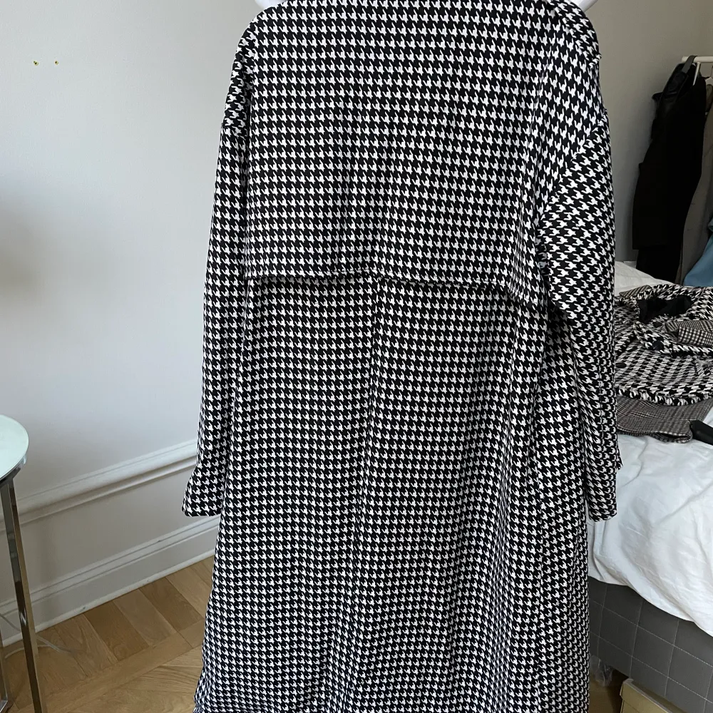 Helt ny trenchcoat från missguided med lappar på, ganska lång typ till vaden (är 166 cm lång), rak modell och lite oversized, knappar på axlarna.  Storlek 34/36. Jackor.