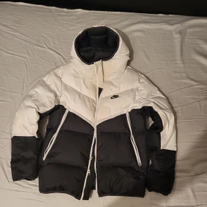 Nike Sportswear - Nike vinter jacka knappt använd, i bra skick. Ordinarie pris 2000kr