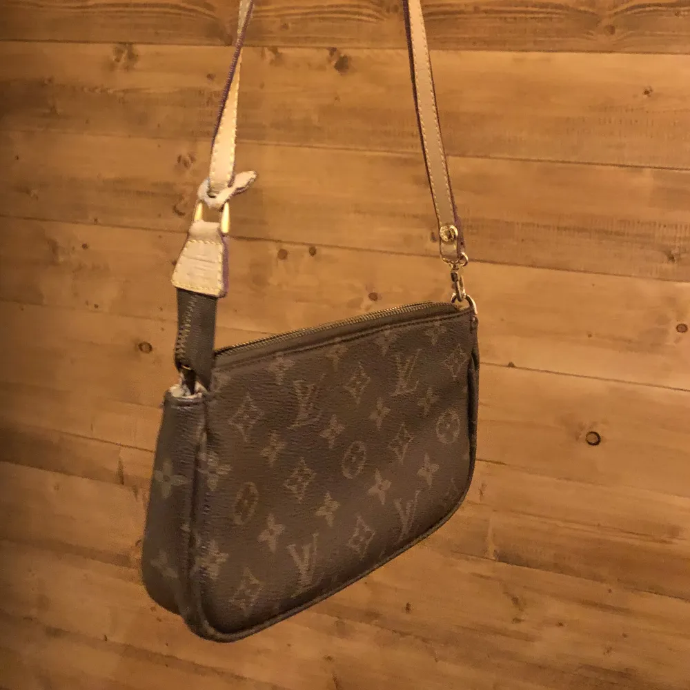 Louis Vuitton väska, inte äkta. Köpt här på Plick men får aldrig användning för den då den är för liten för alla grejer jag bär med mig haha.. Väskor.