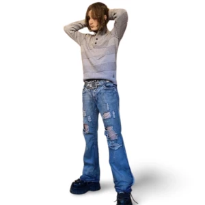 Grå tjocktröja - Grå tjocktröja med krage som har svarta knappar. Supercool då den ser lite ”ut och in vänd”. Den har grå ränder som går ut lite.  Köpt second hand med klisterlapp kvar