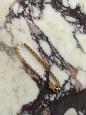 Guldkedjor och pärmarmband  - Pärlarmband med kombinerad guldkedja 