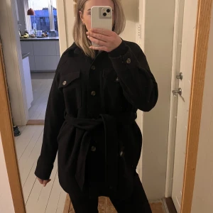 Kappa  - Säljer denna fina kappa från zara, då den inte kommer till användning! fint skick🤍