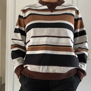 Collegetröja - En vintage collegetröja i snygga färger o i bra skick! Stl XL men skulle säga mer som en M