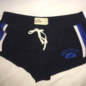 Hotpants/ kortkorta shorts från Holister 150 kr inkl frakt. Storlek S. Bra skick. Svarta med blåa ränder på sidorna