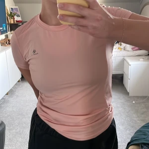 Träningströja  - Ljusrosa träningströja köpt i Costa rica. Använd få gånger 