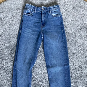 Jeans - Jeans med slits och hög midja ifrån Bershka. Använda två gånger och är i nyskick. 130kr + frakt💓
