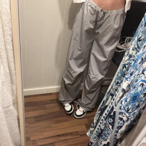 Byxor - Snygga pösiga gråa  byxor från h&m i storlek xxs endast testat dom, och prislappen är kvar.  