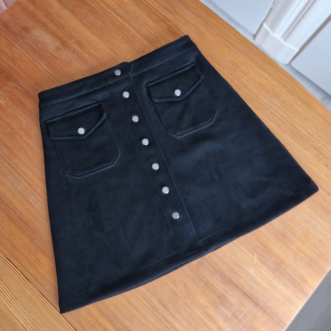 Retroinspirerad Kjol i fuskmocka från POP