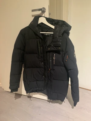 Sailracing jacka - Säljer denna varma jackan till vintern då den inte kommit till användning. Den här modellen är svår att få tag på då den inte säljs längre. Pris kan diskuteras vid intresse. 