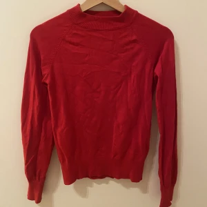 Tröja - Finstickad röd tröja! Sitter superfint på. 
