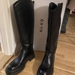 Nakd boots stl 40 -  Hämtade ut detta paketet från nakd idag, men tyvärr så var de förstora…