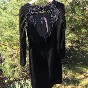 Otroligt fin och välsydd klänning i svart sammet. Storlek: S 🌷🌷🌷