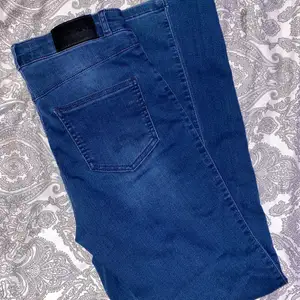 Underbara jeans med super stretch! Färgen heter azure blue och är i storlek S med hög midja. Använda 4-5 gånger. Köpt för 1000kr 