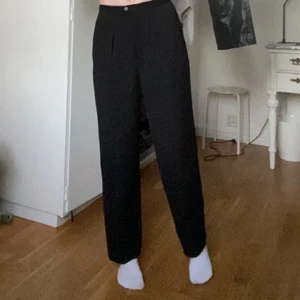 Kostymbyxor  - Säljer mina thriftade svarta kostymbyxor! De är egentligen hödmidjade, men köpte i en lite större storlek så att de hänger på höfterna och blir lågmidjade💚 