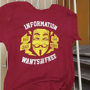 Oversize t shirt med hacker tryck - anonymus