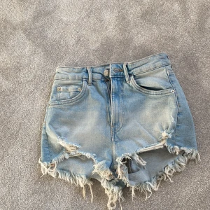 Zara jeans shorts - Säljer dessa super snygga jeansshortsen från zara i toppen skick, nästan alldrig använda💞 skriv till mig vid intresse🫶 köpare står för frakt