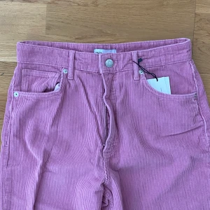 Rosa manchesterbyxor - Helt oanvända!   Storlek 42 men passar mig som burkar ha st. 40