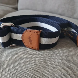 Ralph Lauren bälte - Oanvänt bälte. Vitt&blått