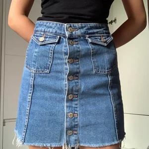 Jeanskjol från Zara - Jeanskjol från Zara i storlek 26. Har använts lite och är så gott som ny:)🍀