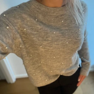 Grå tröja - Bra skick, inga fläckar. Väldigt skön tröja med fina pärlor som detaljer