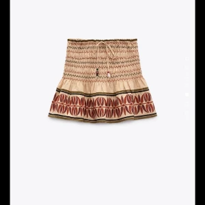 Zara kjol - Endast använd en gång, köparen står för frakten! Storlek xs men passar s, köpt för 499kr