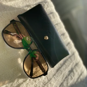 Solglasögon  - Ett par nya solglasögon som är inspirerande från 70-talet! Super snygga men lite för stora för mig!  Frakt - 45kr