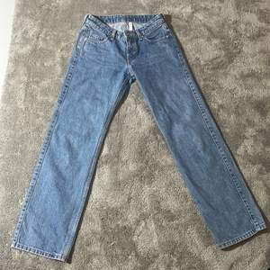 Weekday arrow jeans i storlek 24/30. Knappt använda pågrund av fel storlek. 