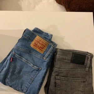 Levis jeans - Säljer två år Levis jeans i färgen blå och mörk grå. Kom gärna med ett rimligt bud som ni skulle kunna tänka er att betala❤️