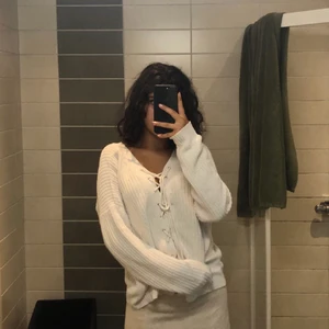 Stickad tröja - Supermysig vit stickad tröja. Perfekt till när det är lite kyligt ute🤍 Frakt tillkommer🤍