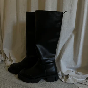 Stövlar  - Från Ginatricot, köpta förra året men aldrig kommit till användning. Köptes för 699kr och finns inte kvar på hemsidan🤍🤍 så sköna och normala i storleken 