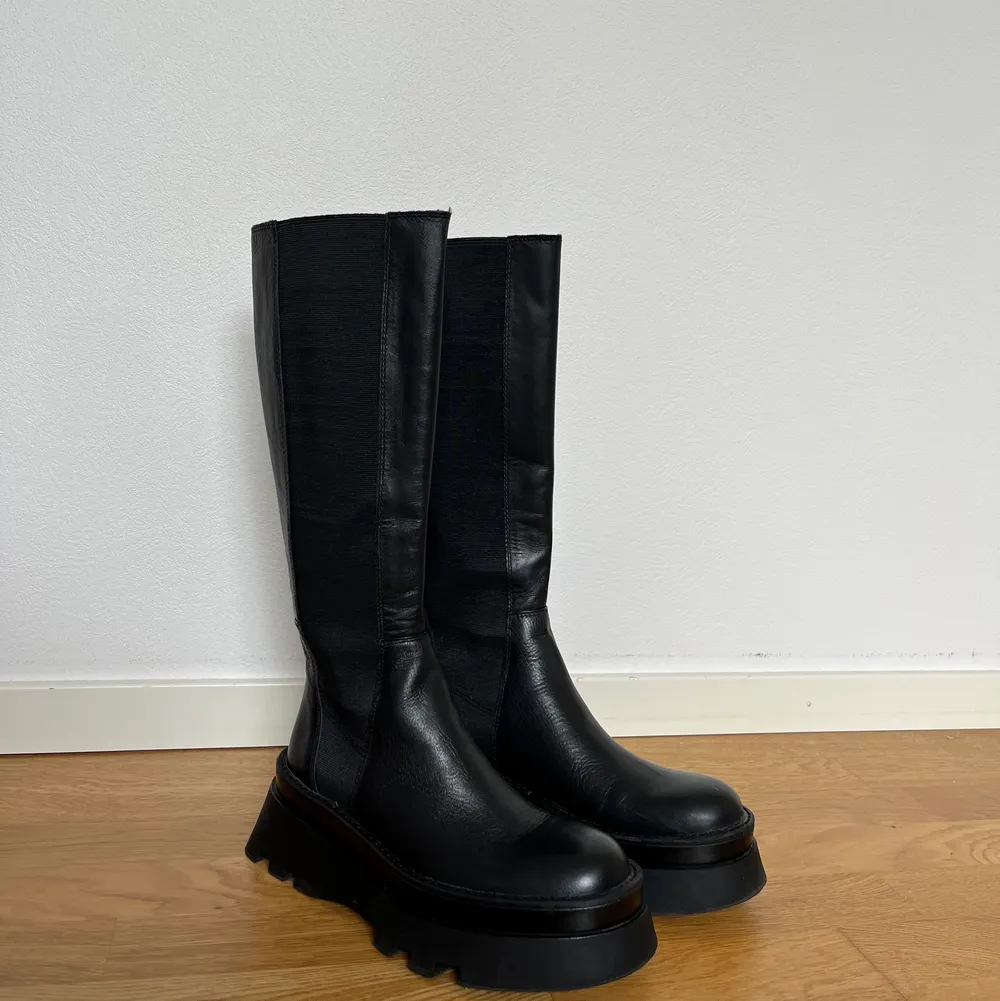 Super snygga höga boots nu till hösten!! Hur snyggt till stickade klänningar eller kavaj🥺  säljer då jag har ett par liknande jag använder mer🫶🏼 Priset inkluderar frakt💌. Skor.