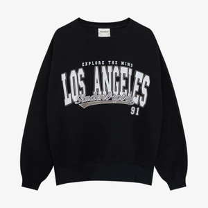 Pull & Bear sweatshirt - Helt ny, endast uppackad ur förpackning, tags kvar. Den jag har på mig är en annan (har två). Size M.