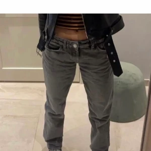 Lågmidjade jeans - TRYCK EJ KÖP DIREKT! säljer dessa lågmidjade jeans då de blivit för små, har inte hunnit använda de särskilt mycket! Säljer endast för ett bra pris så kom med egna förslag. Jeansen är i en storlek 38 men skulle säga att de passar en 36-liten 38 bud:500