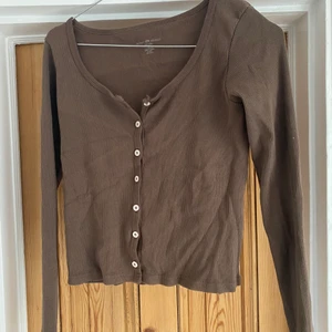 Topp Brandy Melville - Brun långärmad topp med knappar från Brandy Melville