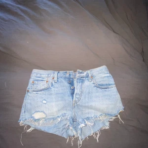 Levis shorts  - Shorts från Levis i storlek L men väldigt små i storleken så passar s!!!! Så snygga och oanvända 🦞💝💝💝
