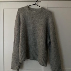 Stickad zara tröja - Lägger ut igen pga oseriös köpare!  Jättemjuk och skön stickad tröja från zara, inte alls sticksig. Endast använd ett fåtal gånger så i bra skick.🙌🏽❤️ Skriv om fler frågor.  Jag är 168 och bär vanligtvis S. 