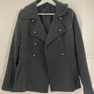 Jacka  - Grå jacka från H&M i storlek 38, fint skick förut att en knapp på vänstersidan är borta💗