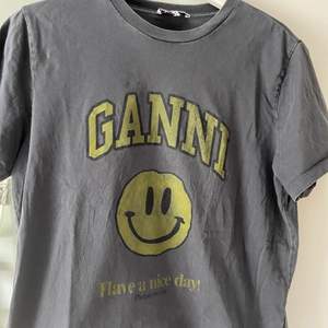 Nästan helt oanvänd T-shirt från Ganni. Snygg färg och passform med ett lyxigare material. Storlek M 