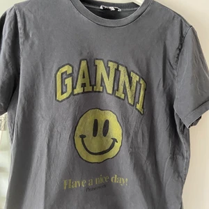 Ganni T-shirt  - Nästan helt oanvänd T-shirt från Ganni. Snygg färg och passform med ett lyxigare material. Storlek M 