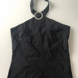 Halternecktopp - Skit fin fest topp! En halterneck topp med glitter detalj💋⭐️ storlek s! passar även M!😻 första till kvarn🫶