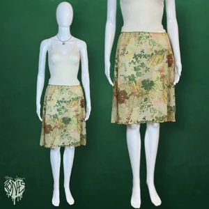 Kjol - Pixie kjol i fint skick. Casual by halens, storlek 42/44. Sitter lågmidjad på dockan.  Stretchig, inget underlager. Lite genomskinlig. Mått: Midjebredd 38cm & längd 55cm. ⚠️ Spårbar frakt ej inräknat i priset! 