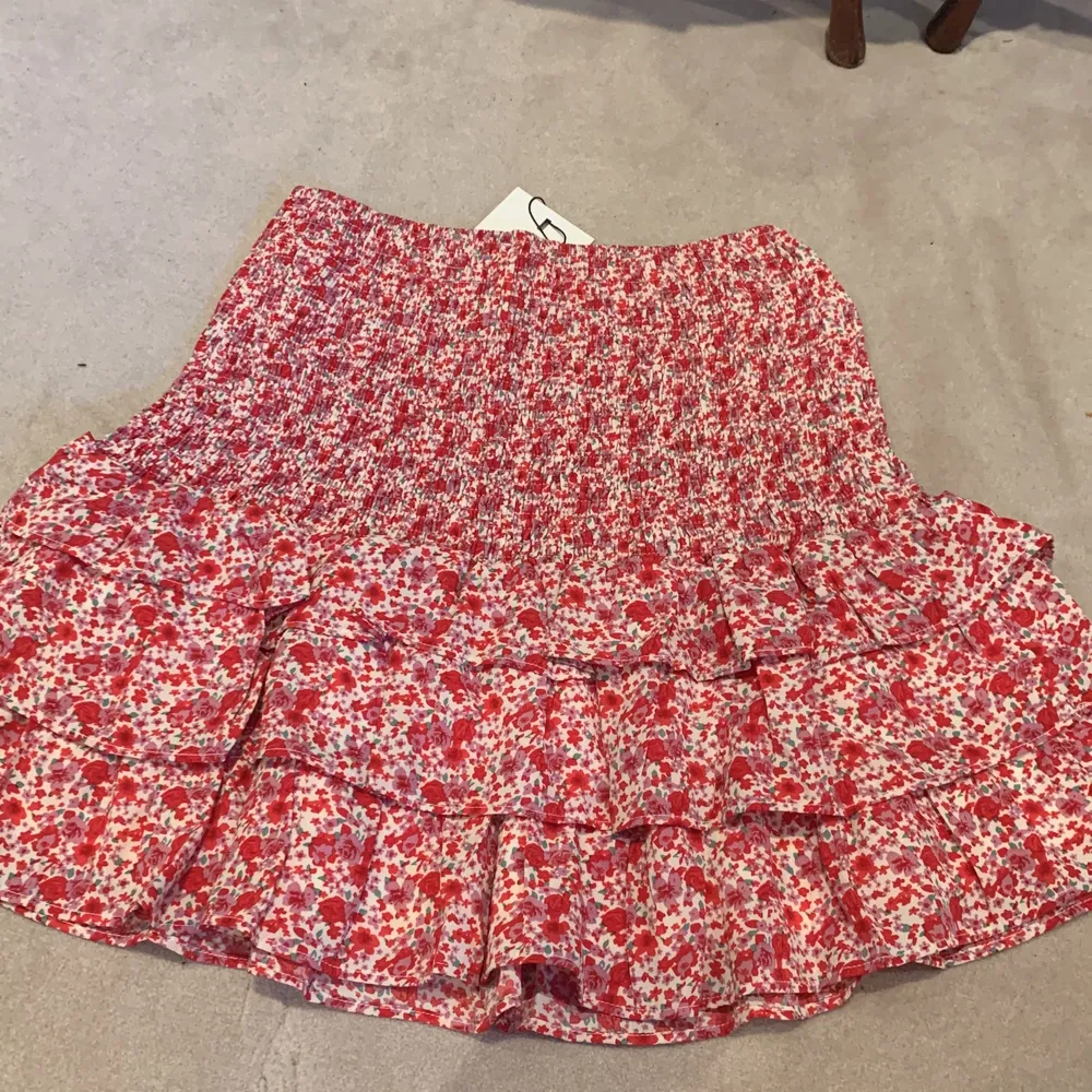 Röd blommig kjol från Loavies aldrig använd då jag råkade köpa två av samma. Är storlek 38/M.. Kjolar.