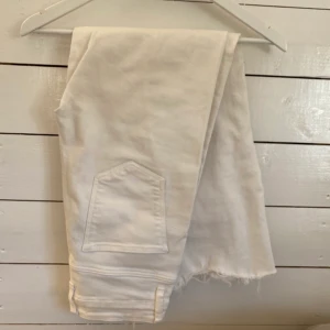 Vita zara jeans  - Vita ”crroppade” jeans från zara med fransar nedtill, säljer pga använder inte