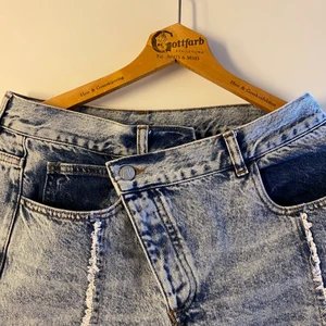 Jeans med omlottmidja - Tvättade jeans med omlottmidja och fransar. W 30 (midja)