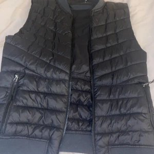 Väst - en väst i nyskick knappt använd storlek 34