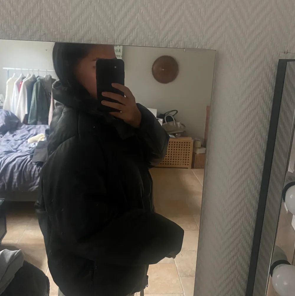 Snygg vinterjacka från H&M som köptes för något år sedan. Jackan är välfoderad och tål vätska. Köptes som ny för: 800kr! Pufferjacket modell. Jackor.