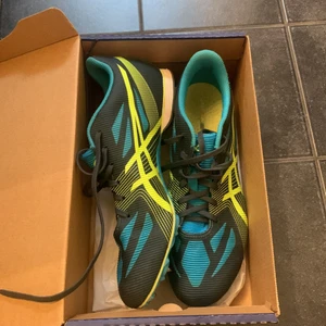 Spickskor  - Spickskor för friidrott. Är i bra skick, ej slitla. Kommer i originalkartong och med två skruvmejslar för spikarna. Upphämtning är möjligt. Frakt kostar 59kr 